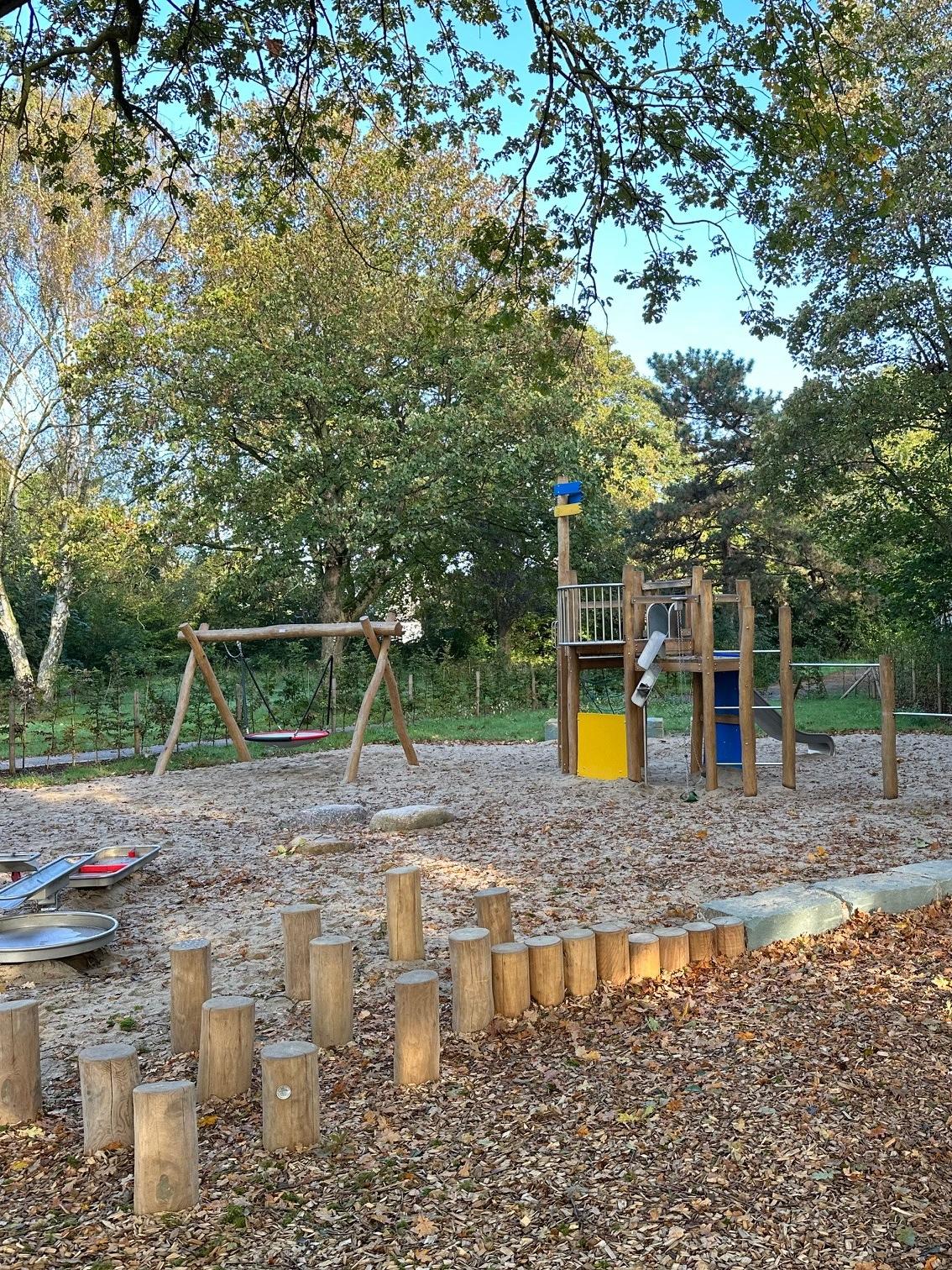 Neue Kleinkinderspielplatz am Hallenbad mit Wasserspielger&auml;ten.
