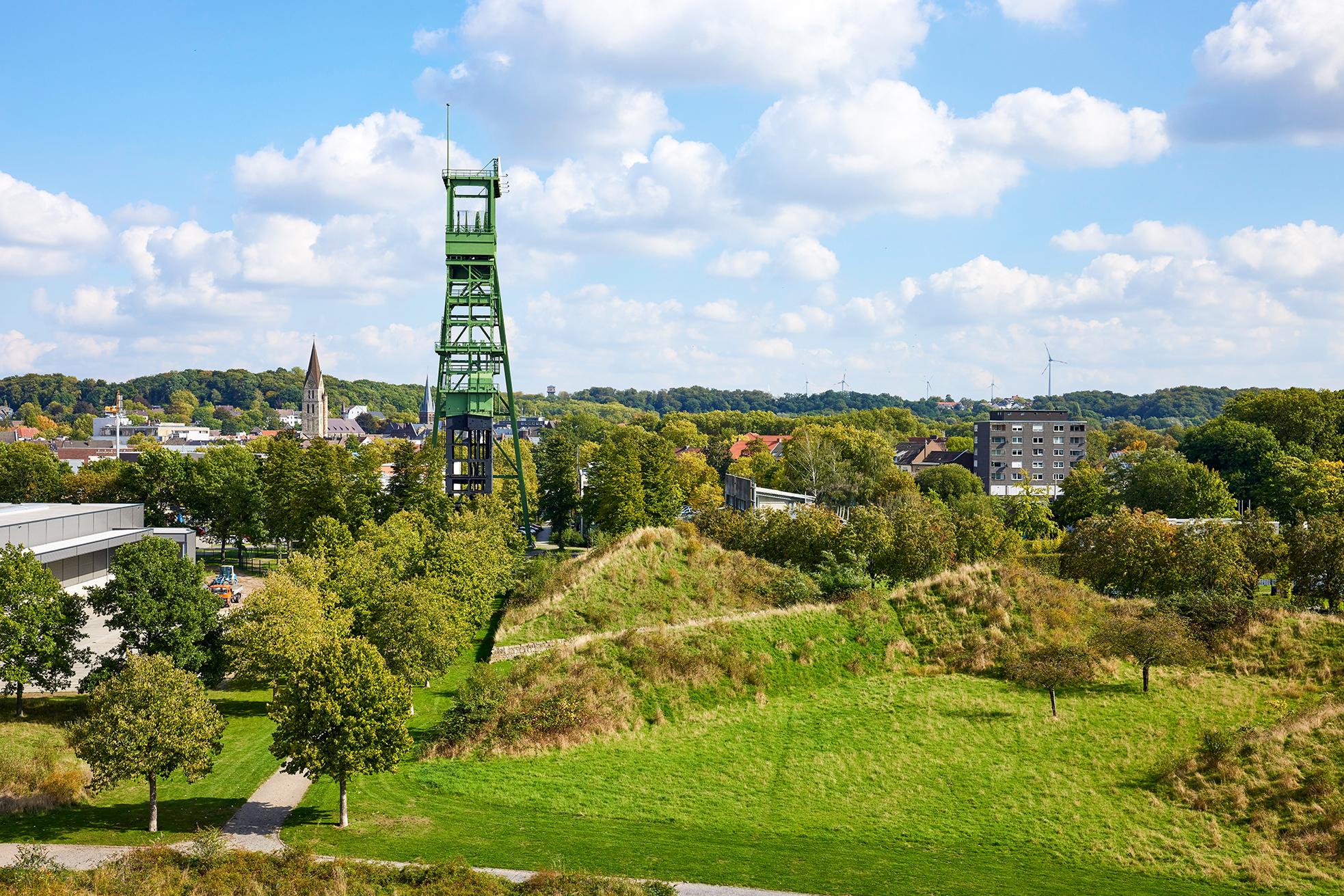 Der ehemalige F&ouml;rderturm &uuml;ber Schacht 7 der Zeche Erin ragt &uuml;ber dem gr&uuml;nen Park Erin auf.