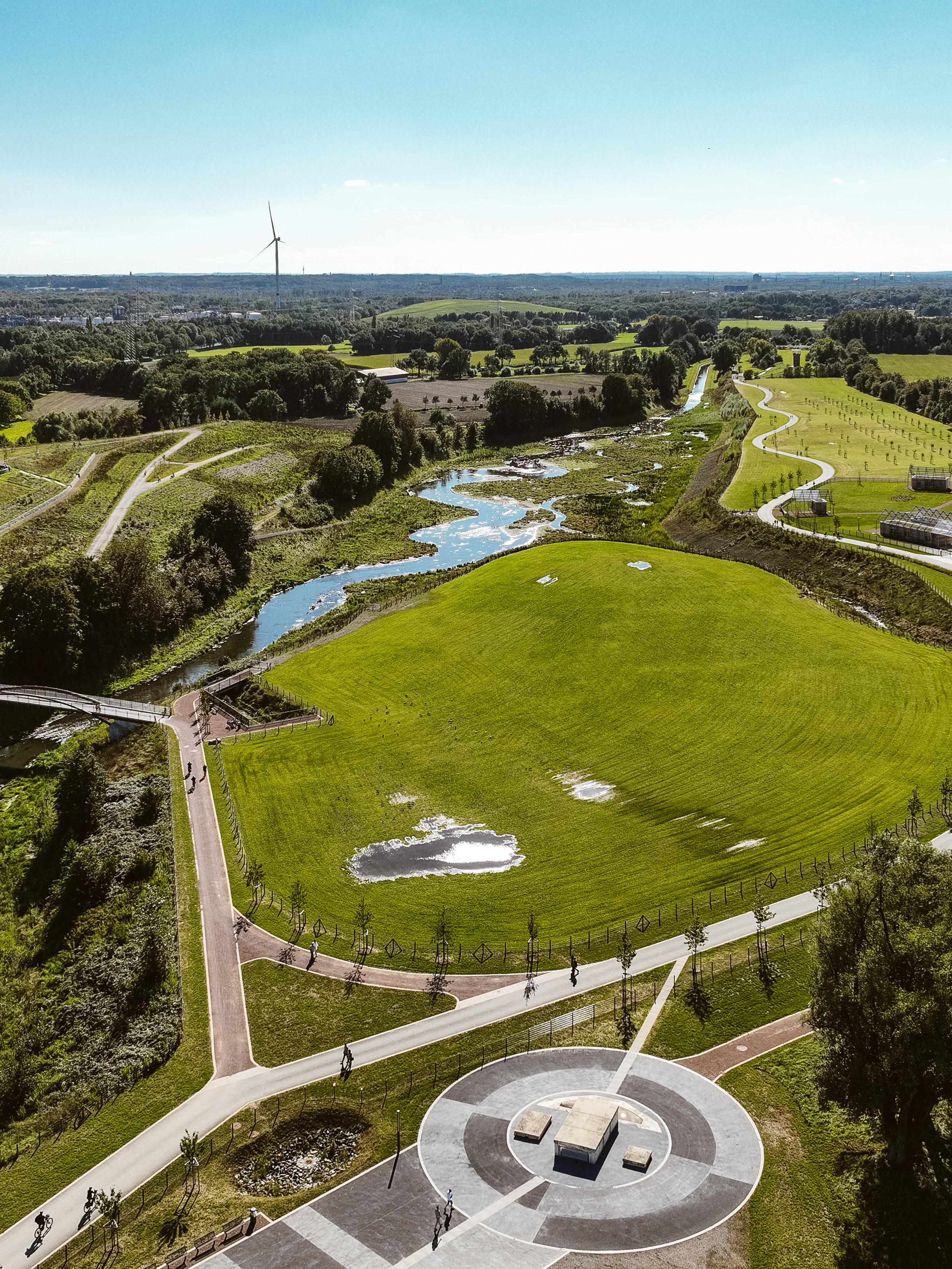 Luftbild &uuml;ber den Park Emscherland mit Blick auf Emscher und Paranlage.