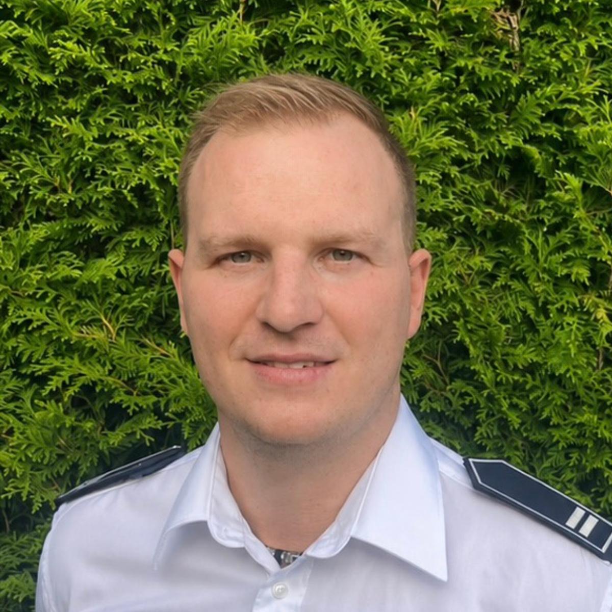 Portr&auml;t von Mann mit kurzen blonden Haaren