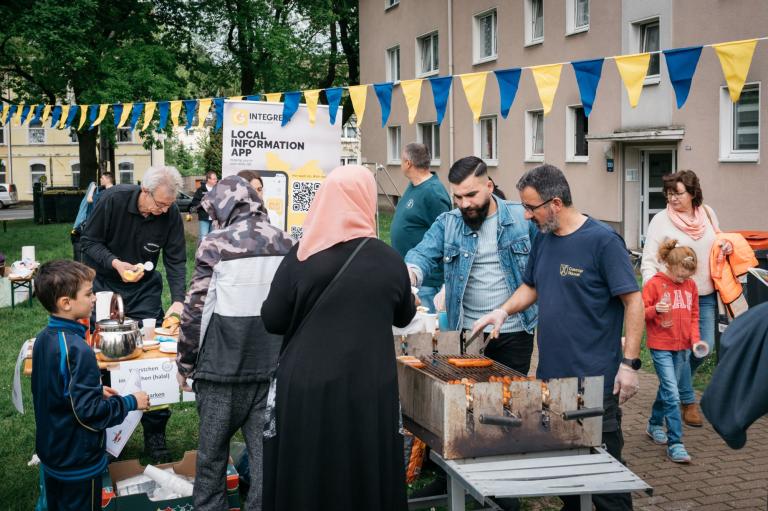 Menschen feiern auf der Wiese