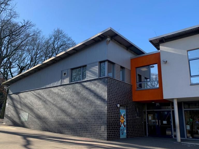 Au&szlig;enansicht einer Schule