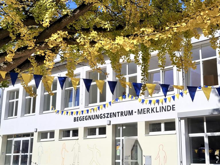 Er&ouml;ffnung des Begegnungszentrums in Merklinde mit Girlanden 
