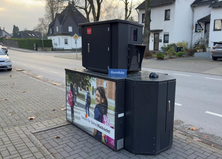 Panzerblitzer auf der Vinckestra&szlig;e mit Schild auf dem Gundula steht