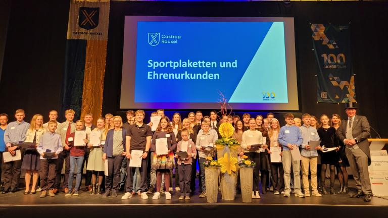 Gruppenbild mit Preistr&auml;ger*innen im Bereich Sport