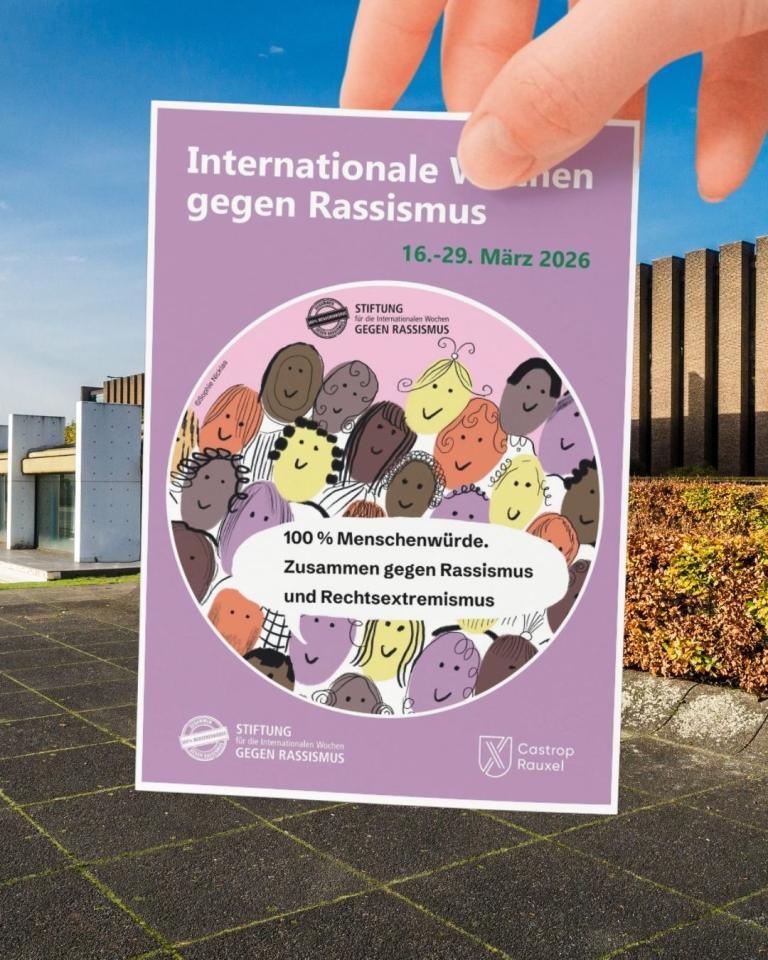 Hand das ein Plakat h&auml;lt, auf dem die Wochen gegen Rassismus 2026 angek&uuml;ndigt werden