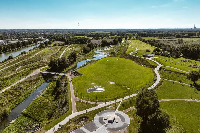 Luftbild &uuml;ber den Park Emscherland mit Blick auf Emscher und Paranlage.