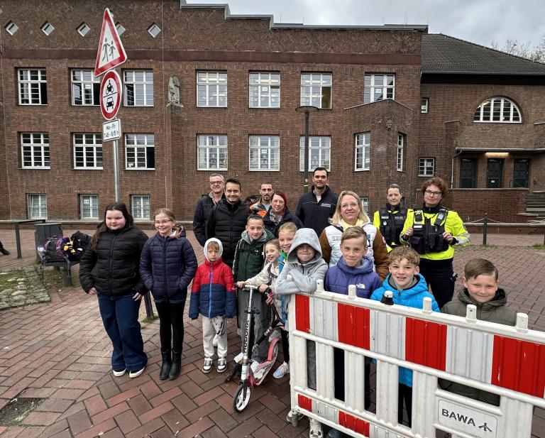 Gruppe von Menschen hinter einer Abspeerbake