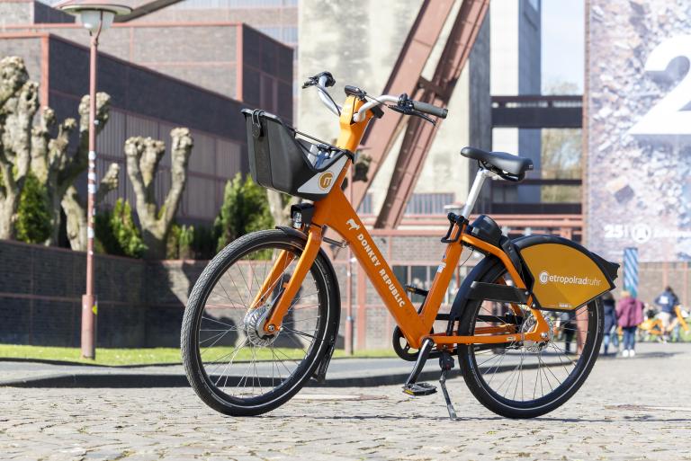 ein orangefarbenes metropolradruhr-Fahrrad