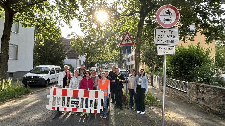 Gruppenfoto an Baustellenabsperrung