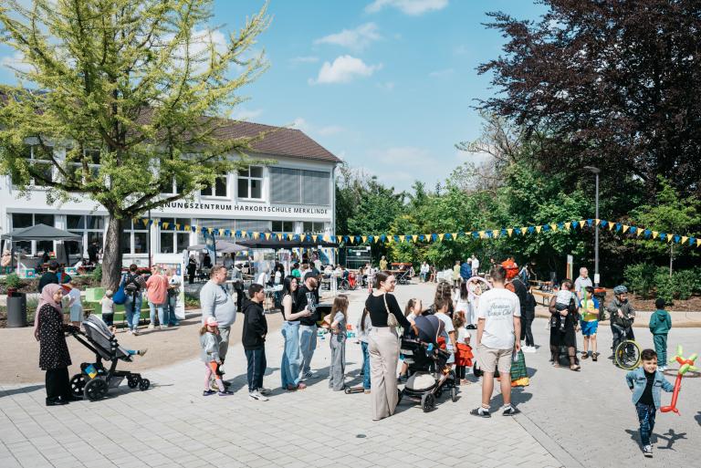 vor dem Begegnungszentrum Harkortschule Merklinde