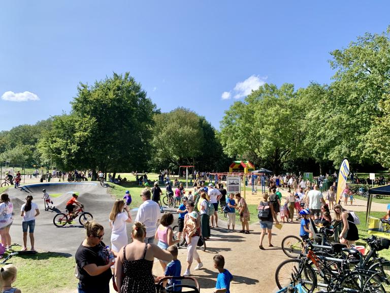 Menschen auf Spiel- und Sportpark