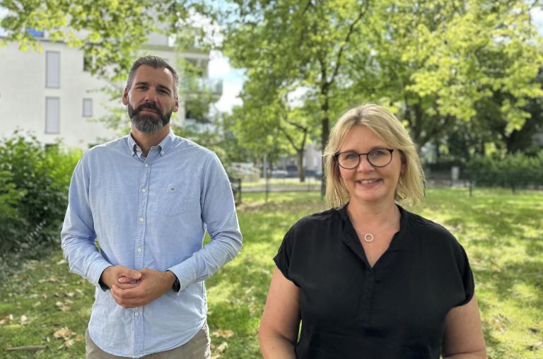 Mann und Frau vor B&auml;umen