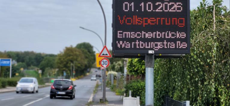 LED-Hinweistafel f&uuml;r Baustelle an einer Hauptstra&szlig;e